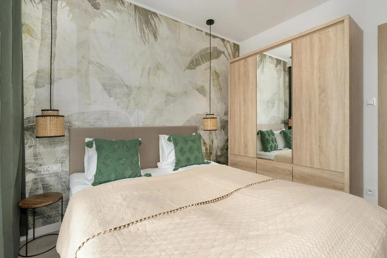 Tasteful Beige Apartment With Parking By Noclegi Renters Poznań