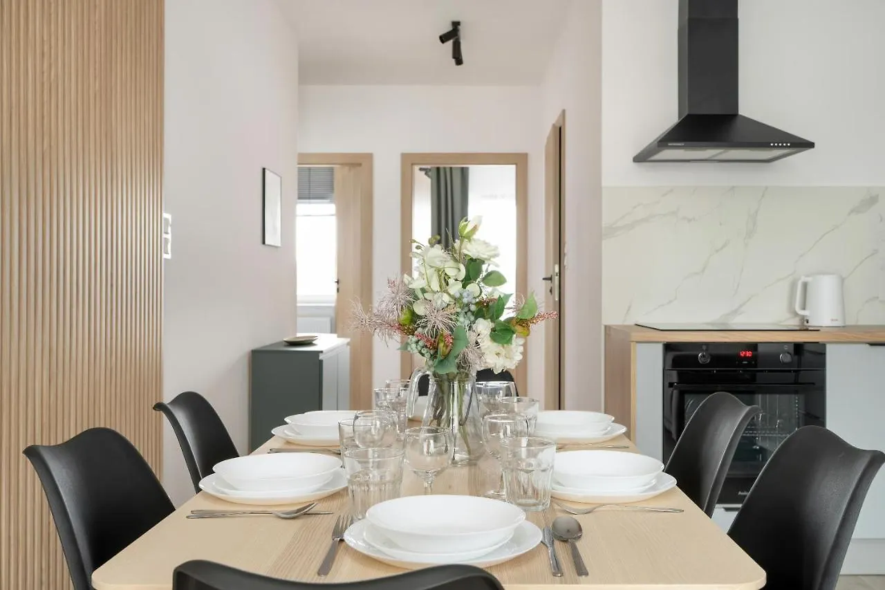 Tasteful Beige Apartment With Parking By Noclegi Renters Poznań