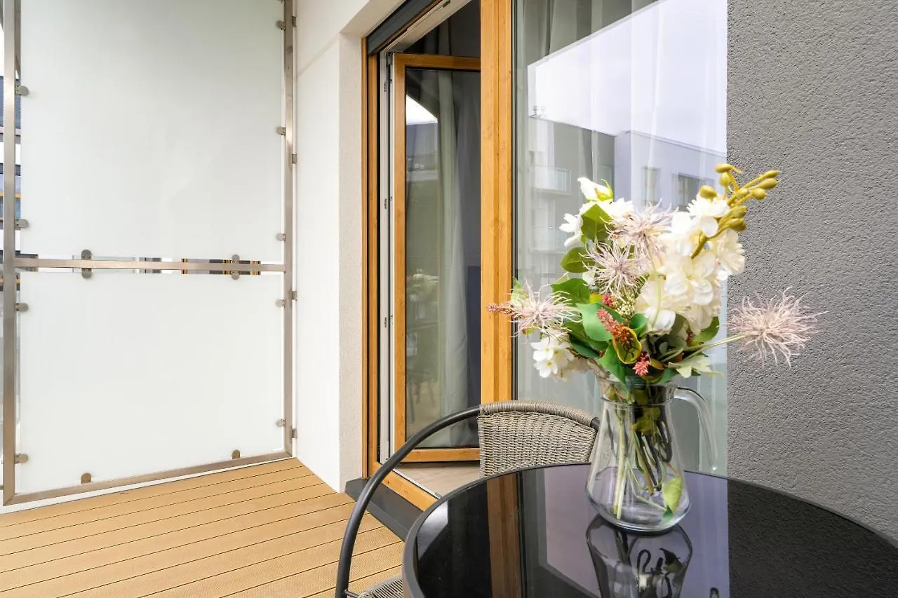 Tasteful Beige Apartment With Parking By Noclegi Renters Poznań Polen