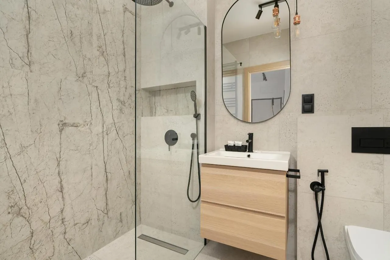 Tasteful Beige Apartment With Parking By Noclegi Renters Poznań