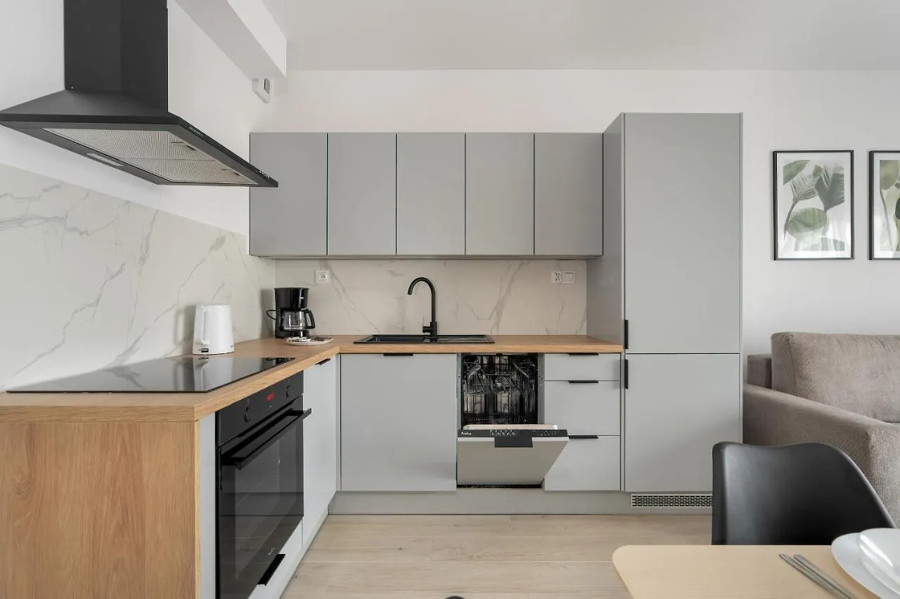 Tasteful Beige Apartment With Parking By Noclegi Renters Poznań